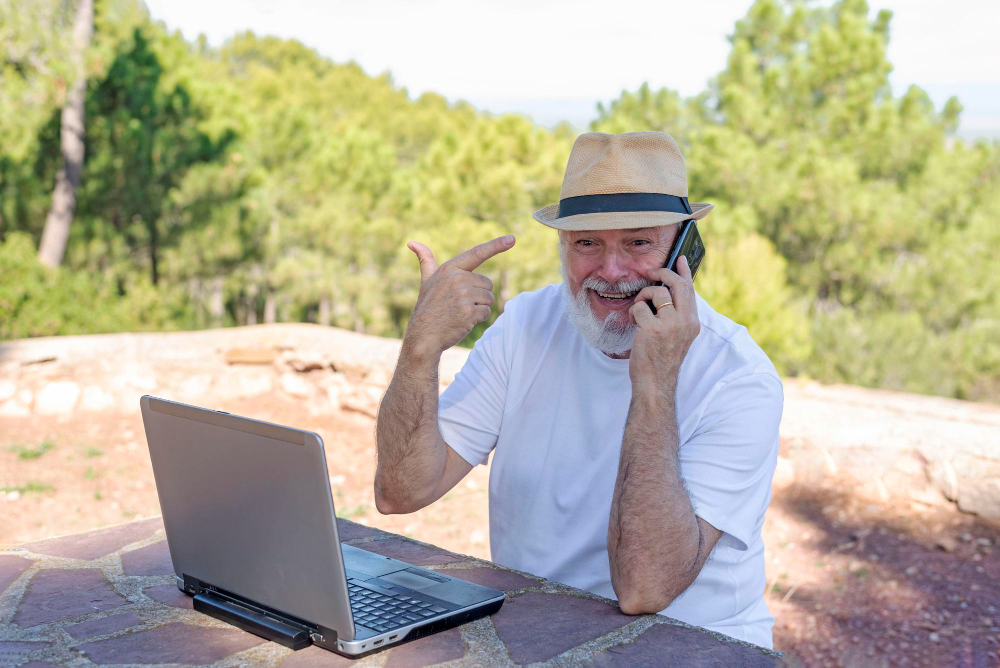 Turista usando internet Wimax en Guadalest