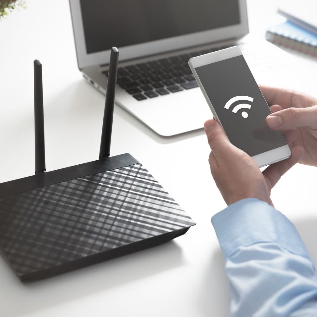 persona configurando el wifi en un smartphone