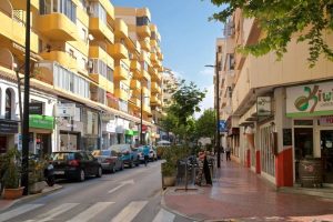 vista de una de las calles del centro urbano de Calpe