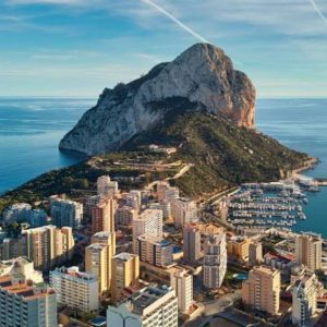 Vista aérea de Calpe y el Peñón de Ifach, zonas donde no siempre llega bien la fibra óptica y se necesita una alternativa como Wimax
